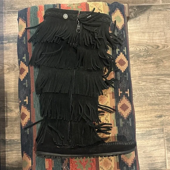 Minnetonka Black 5 layer Fringe Boots - Picture 2 of 8